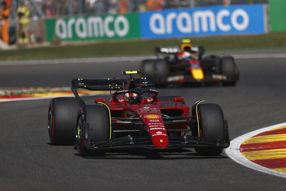 Foto zur News: ... balgen sich Carlos Sainz im Ferrari F1-75 und Sergio Perez im zweiten Red Bull um die Position, die schließlich ebenfalls deutlich an Perez geht. Für Ferrari bleibt nur P3 in diesem Rennen, trotz Poleposition von Sainz. Dessen Teamkollege ...