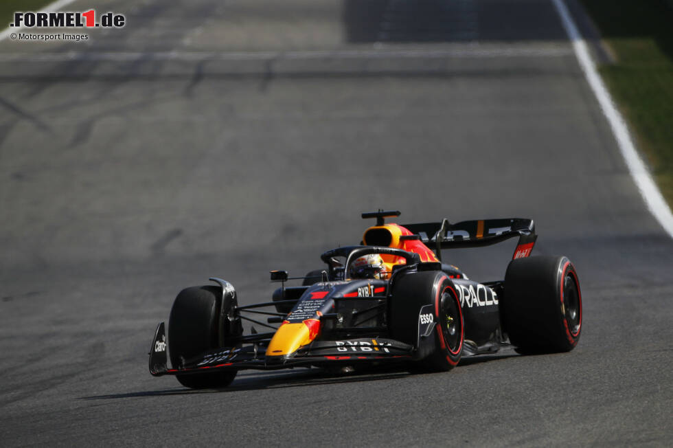 Foto zur News: Max Verstappen gewinnt im Red Bull RB18 den Grand Prix von Belgien 2022 in Spa, und das überlegen - und von P14 aus. Fast ein Spaziergang für den WM-Spitzenreiter, der damit seinen Vorsprung in der Gesamtwertung weiter ausbaut. Dahinter ...