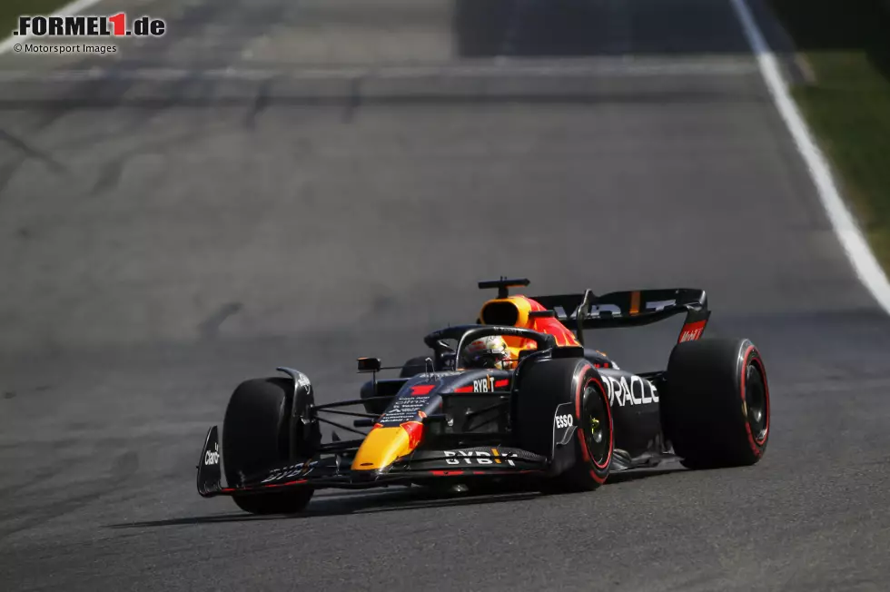 Max Verstappen gewinnt im Red Bull RB18 den Grand Prix von Belgien 2022 in Spa, und das überlegen - und von P14 aus. Fast ein Spaziergang für den WM-Spitzenreiter, der damit seinen Vorsprung in der Gesamtwertung weiter ausbaut. Dahinter ... Foto zur News: Max Verstappen gewinnt im Red Bull RB18 den Grand Prix von Belgien 2022 in Spa, und das überlegen - und von P14 aus. Fast ein Spaziergang für den WM-Spitzenreiter, der damit seinen Vorsprung in der Gesamtwertung weiter ausbaut. Dahinter ...