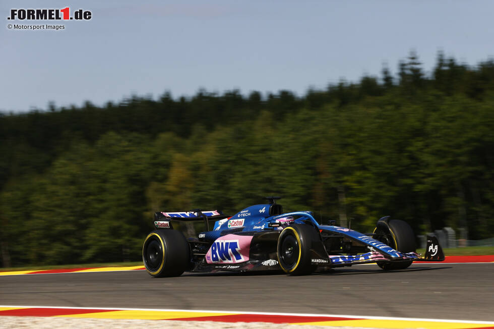 Foto zur News: ... Fernando Alonso im Alpine A522, der damit eine Position aufrückt und P5 übernimmt. Gar nicht im Ziel dagegen ist ...