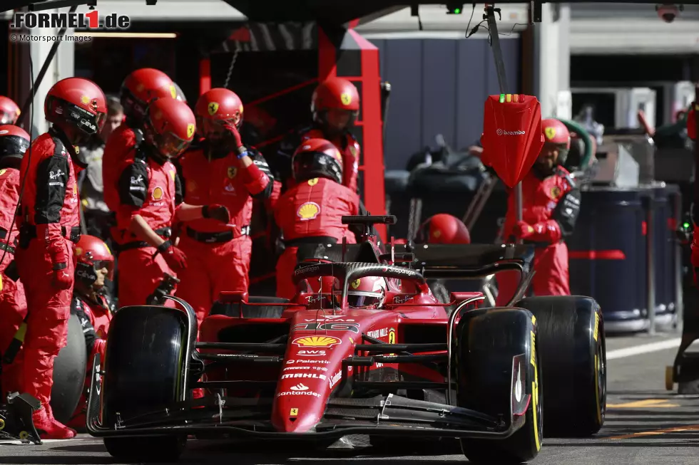 Foto zur News: ... Charles Leclerc im zweiten Ferrari liegt eigentlich sicher hinter George Russell im Mercedes W13 auf P5, will dann aber noch den Bonuspunkt für die schnellste Runde und stoppt erneut. Eine Speeding-Strafe wirft ihn dann zurück auf P6! Es profitiert ...