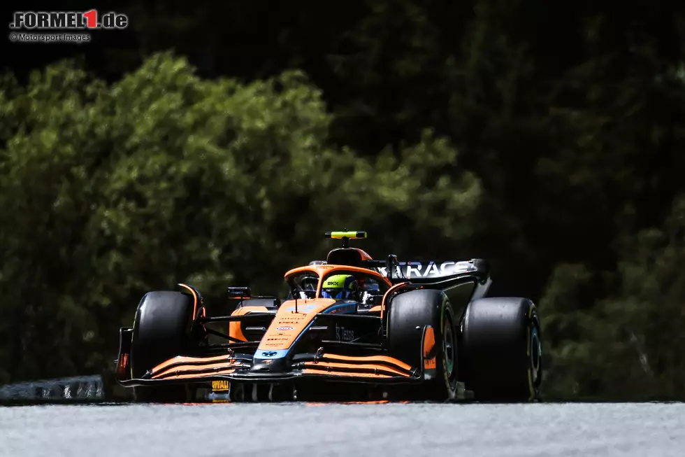 Foto zur News: ... hat Lando Norris im McLaren MCL36: Er stellt sein Fahrzeug nach gut einer halben Stunde bei Kurve 6 ab, weil er ein Feuer vermutet. Das Training ist deshalb für ihn beendet. Bitter besonders, weil es unter dem Sprintformat nur ein Training vor dem Qualifying gibt. Und im Qualifying folgen ...