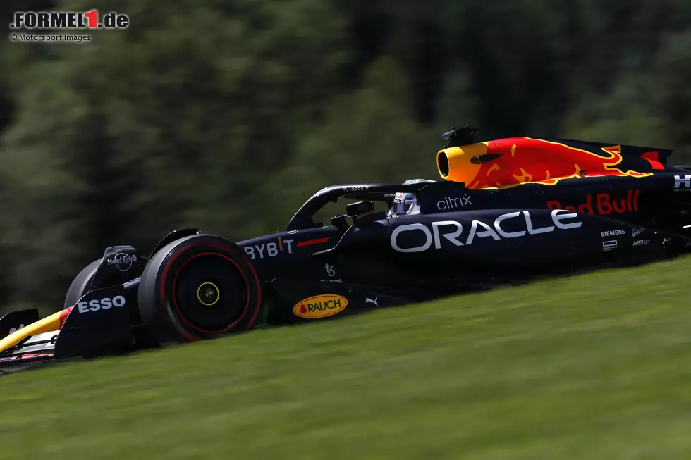 Foto zur News: WM-Spitzenreiter Max Verstappen im Red Bull RB18 belegt im ersten Freien Training in Spielberg auf trockener Strecke den ersten Platz. Auf Soft fährt er 1:06.302 Minuten und liegt damit zweieinhalb Zehntel vor Charles Leclerc im Ferrari F1-75. Platz drei geht an George Russell im Mercedes W13. Ein Problem ...