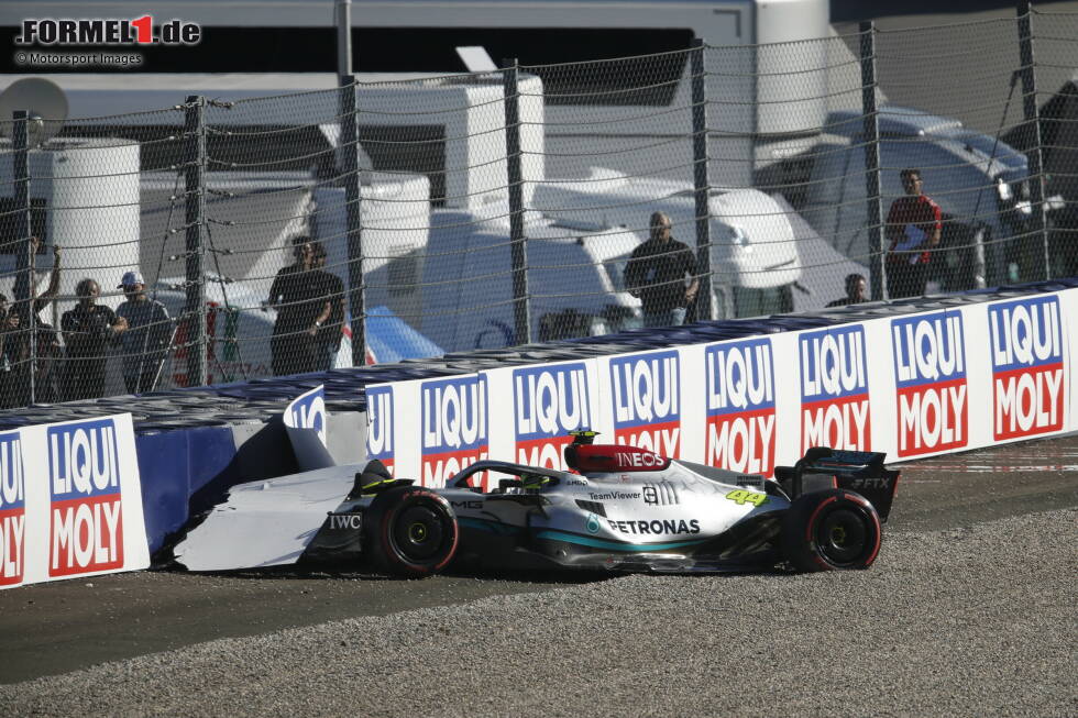 Foto zur News: ... weitere Rotphasen. Die erste verursacht Lewis Hamilton mit dem Mercedes W13 in Q3, als er in Kurve 7 abfliegt und einschlägt. Damit bleibt für ihn nur P10 in der Startaufstellung für den Sprint am Samstag. Doch es kommt noch dicker für die Silberpfeile, weil ...