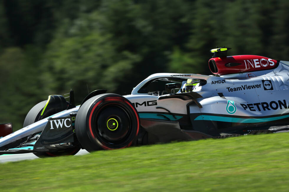 Foto zur News: ... Lewis Hamilton nach seinem Crash im Qualifying am Freitag. Mercedes baut ihm das Ersatzchassis neu auf, setzt auch ein anderes (gebrauchtes) Getriebe ein. Die Arbeiten ziehen sich hin bis 14 Minuten vor dem Ende des Trainings. Erst dann kann Hamilton hinausfahren. Im Sprint ...