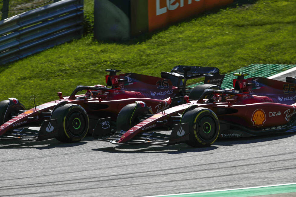 Foto zur News: ... direkt hinter Verstappen zwischen den Ferrari-Fahrern Charles Leclerc und Carlos Sainz, die sich um P2 balgen. Am Ende hat Leclerc die Nase vorne, aber das Verhältnis der beiden wirkt unterkühlt. Cool bleibt ...