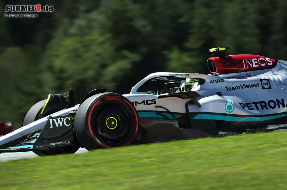 ... Lewis Hamilton nach seinem Crash im Qualifying am Freitag. Mercedes baut ihm das Ersatzchassis neu auf, setzt auch ein anderes (gebrauchtes) Getriebe ein. Die Arbeiten ziehen sich hin bis 14 Minuten vor dem Ende des Trainings. Erst dann kann Hamilton hinausfahren. Im Sprint ... Foto zur News: ... Lewis Hamilton nach seinem Crash im Qualifying am Freitag. Mercedes baut ihm das Ersatzchassis neu auf, setzt auch ein anderes (gebrauchtes) Getriebe ein. Die Arbeiten ziehen sich hin bis 14 Minuten vor dem Ende des Trainings. Erst dann kann Hamilton hinausfahren. Im Sprint ...