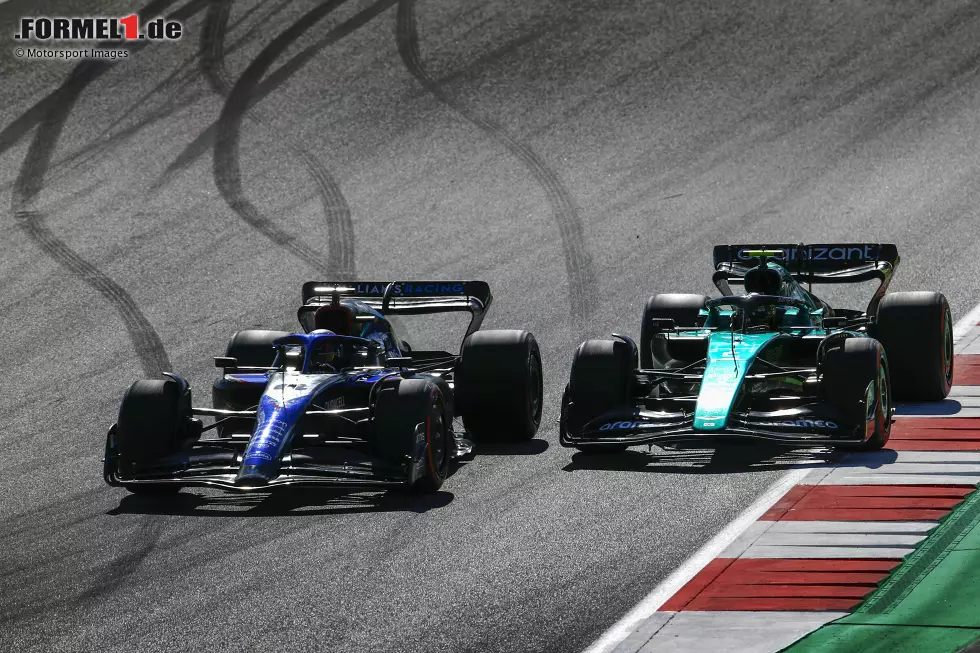 ... zunächst für Sebastian Vettel im Aston Martin AMR22, der von P20 kommend mit Soft schon nach wenigen Metern auf P14 liegt. Eine Berührung mit Alexander Albon im Williams FW44 aber sorgt für Vettels vorzeitigen Ausfall. Ganz vorne ... Foto zur News: ... zunächst für Sebastian Vettel im Aston Martin AMR22, der von P20 kommend mit Soft schon nach wenigen Metern auf P14 liegt. Eine Berührung mit Alexander Albon im Williams FW44 aber sorgt für Vettels vorzeitigen Ausfall. Ganz vorne ...