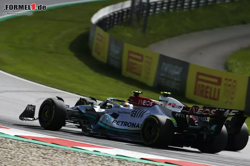 ... schnappt sich Lewis Hamilton im Mercedes W13 den letzten Punkt im Spielberg-Sprint, nach einem rundenlangen Duell gegen Mick Schumacher im Haas VF-22, der am Ende Neunter wird. Schumachers Teamkollege Kevin Magnussen punktet als Siebter hinter Esteban Ocon im Alpine A522. Nur P16 am Ende ... Foto zur News: ... schnappt sich Lewis Hamilton im Mercedes W13 den letzten Punkt im Spielberg-Sprint, nach einem rundenlangen Duell gegen Mick Schumacher im Haas VF-22, der am Ende Neunter wird. Schumachers Teamkollege Kevin Magnussen punktet als Siebter hinter Esteban Ocon im Alpine A522. Nur P16 am Ende ...