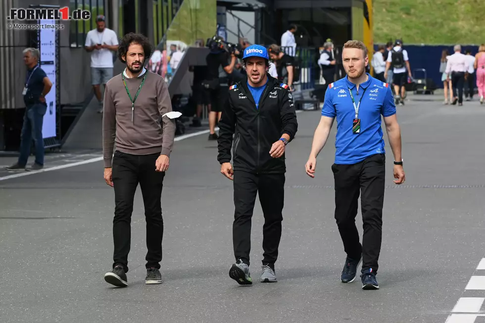 .. fährt Fernando Alonso gar nicht im Alpine A522: Ein technischer Defekt zwingt ihn erst in die Boxengasse, dann zur Aufgabe, noch vor dem Start. Besser läuft es ... Foto zur News: .. fährt Fernando Alonso gar nicht im Alpine A522: Ein technischer Defekt zwingt ihn erst in die Boxengasse, dann zur Aufgabe, noch vor dem Start. Besser läuft es ...