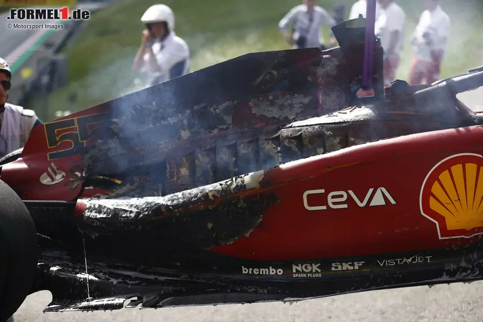 Foto zur News: ... Carlos Sainz im zweiten Ferrari kurz vor Schluss mit Motorschaden ausscheidet. Der Silverstone-Sieger verliert damit einen sicheren dritten Platz, war zum Zeitpunkt seines Ausfalls drauf und dran, Verstappen noch von P2 zu verdrängen. Die Top 3 im Ziel aber ...