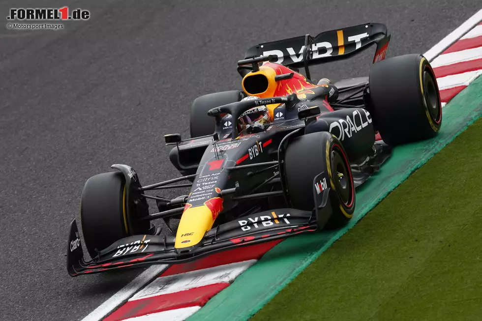 Foto zur News: Der Samstag beginnt trocken in Suzuka, und mit Max Verstappen im Red Bull RB18 an der Spitze im dritten Freien Training. Auf Soft fährt er 1:30.671 Minuten, die bisher beste Zeit an diesem Wochenende. Am Start ist auch wieder ...