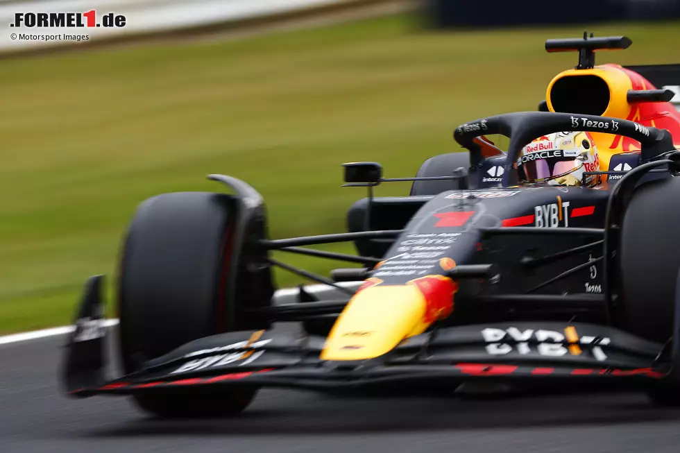 ... Verstappen nach einer haarigen Szene in der Aufwärmrunde in Q3: Er ist nach links ausgezackt, gerade als Norris vorbeifuhr. Wäre Norris nicht aufs Gras ausgewichen, es hätte womöglich gekracht. Die Sportkommissare untersuchten und sprachen wie bei ähnlichen Vorfällen dieser Art eine Verwarnung aus. Das heißt also ... Foto zur News: ... Verstappen nach einer haarigen Szene in der Aufwärmrunde in Q3: Er ist nach links ausgezackt, gerade als Norris vorbeifuhr. Wäre Norris nicht aufs Gras ausgewichen, es hätte womöglich gekracht. Die Sportkommissare untersuchten und sprachen wie bei ähnlichen Vorfällen dieser Art eine Verwarnung aus. Das heißt also ...