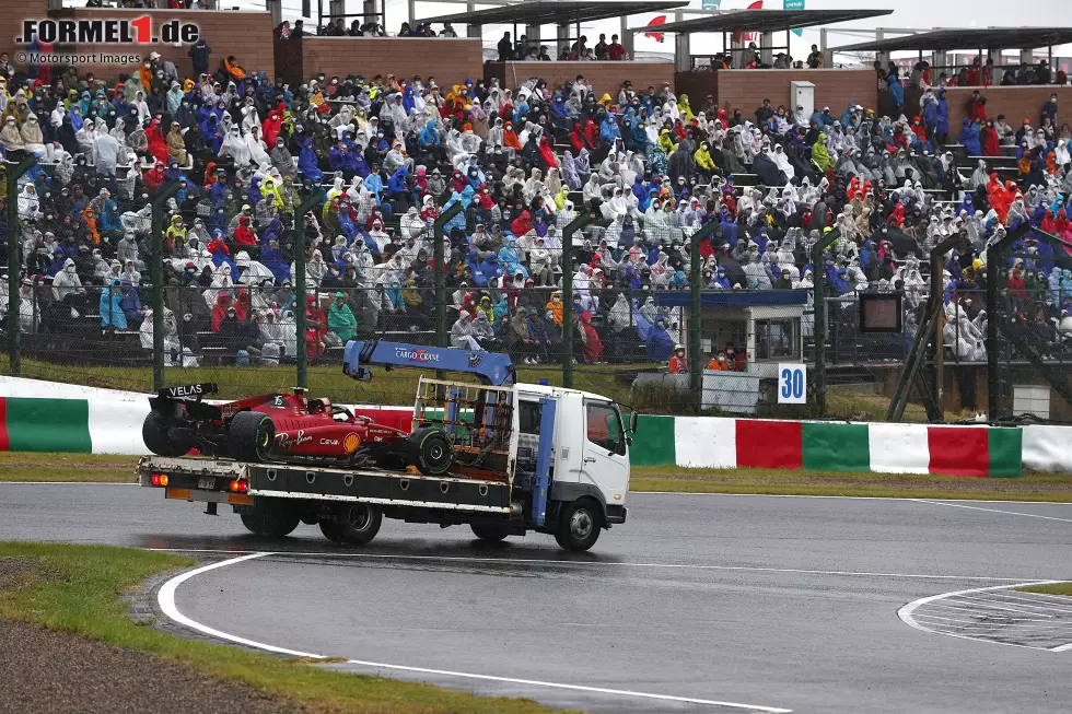 ... Carlos Sainz im Ferrari nach seinem Abflug in der ersten Rennrunde. Dieser Zwischenfall löst eine Rotphase aus, in der es zu haarsträubenden Szenen kommt, weil ein Bergefahrzeug auf der Strecke fährt, obwohl noch Autos unterwegs sind. Vor allem ... Foto zur News: ... Carlos Sainz im Ferrari nach seinem Abflug in der ersten Rennrunde. Dieser Zwischenfall löst eine Rotphase aus, in der es zu haarsträubenden Szenen kommt, weil ein Bergefahrzeug auf der Strecke fährt, obwohl noch Autos unterwegs sind. Vor allem ...