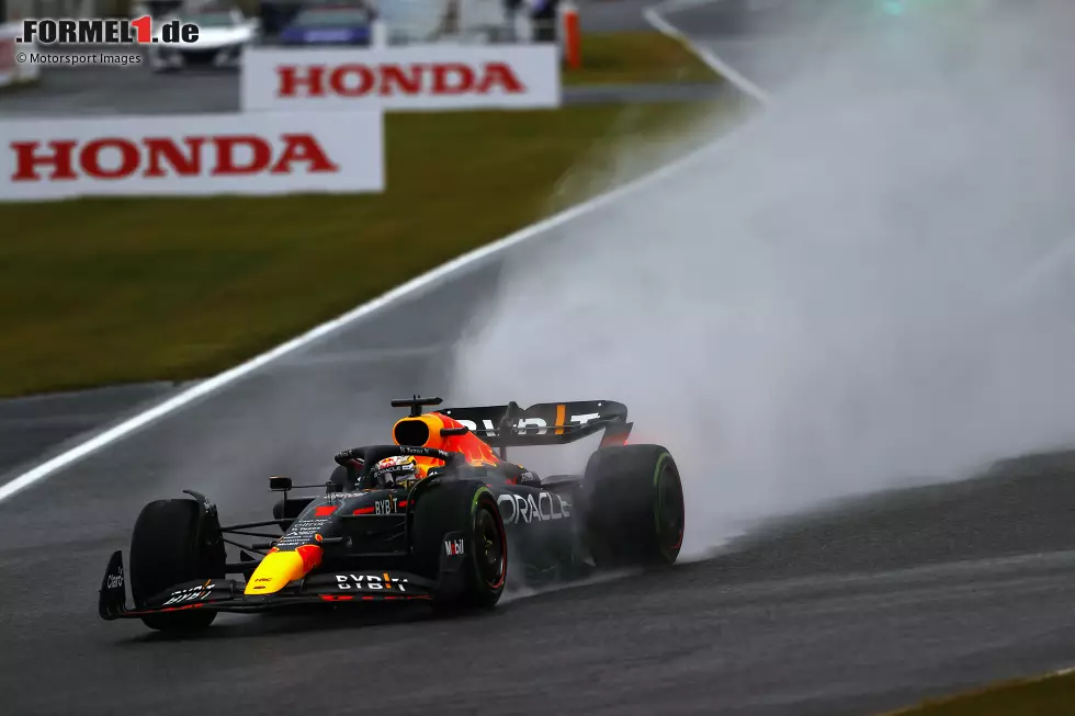 Foto zur News: ... dominiert Verstappen im Red Bull RB18 nach Belieben, fährt sich schnell einen Vorsprung heraus und gewinnt haushoch überlegen. In Bedrängnis ...