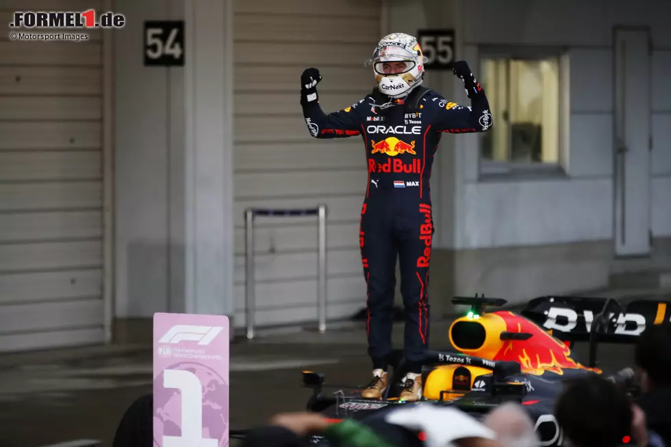 Foto zur News: ... ist: Verstappen selbst und auch Red Bull weiß zunächst nichts vom Titelgewinn. Alle gehen nach der frühen Rotphase von reduzierten Punkten aus, errechnen eine mögliche Entscheidung erst beim USA-Grand-Prix in Austin in zwei Wochen. Die FIA-Regeln aber ...