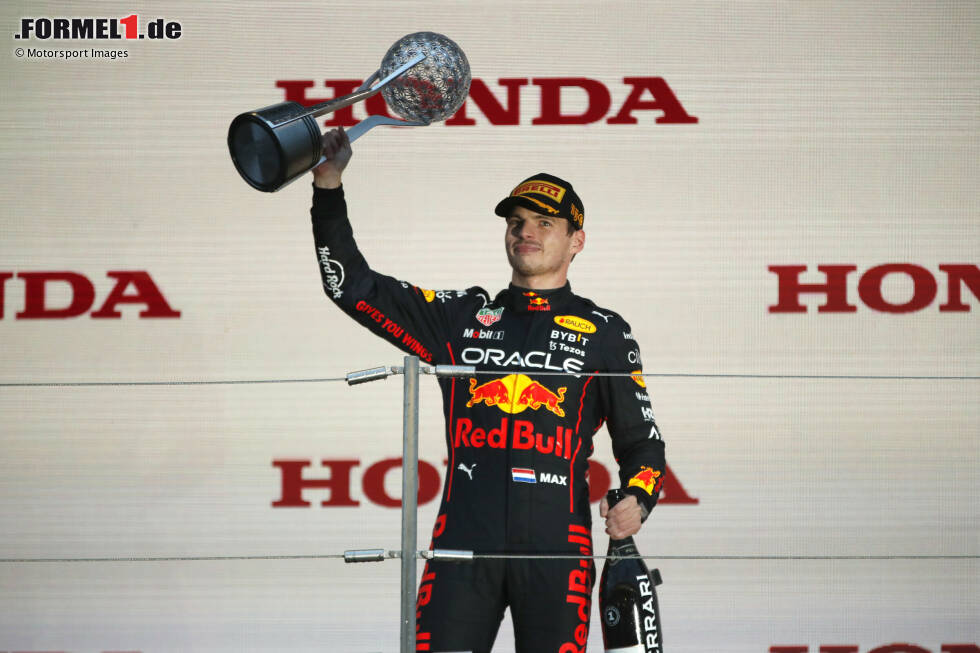 Foto zur News: Max Verstappen ist Formel-1-Weltmeister 2022! Mit seinem Sieg im Japan-Grand-Prix in Suzuka und P2 für Sergio Perez und P3 für Charles Leclerc hat er rechnerisch den ersten Platz in der Gesamtwertung sicher. Es ist sein zweiter WM-Titel nach 2021, ebenfalls für Red Bull erzielt. Kurios nur ...