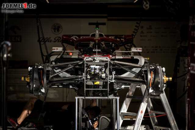 Foto zur News: Eine großartige Aufnahme des Alfa Romeo C42 in der Garage, während das Team den Wagen für das erste Rennen der Saison vorbereitete.