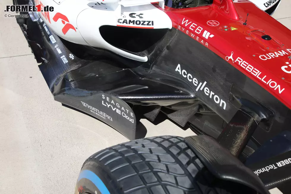 Für den Grand Prix der USA wurde das Profil der Vorderkante des Unterbodens geändert. Der Unterboden wurde seitlich am Chassis befestigt, während er früher einen Kanal bildete, um den Luftstrom vom Latzteil (Bib) nach oben zu leiten, wodurch der verfügbare Tunneleintrittsbereich verengt wurde. Foto zur News: Für den Grand Prix der USA wurde das Profil der Vorderkante des Unterbodens geändert. Der Unterboden wurde seitlich am Chassis befestigt, während er früher einen Kanal bildete, um den Luftstrom vom Latzteil (Bib) nach oben zu leiten, wodurch der verfügbare Tunneleintrittsbereich verengt wurde.