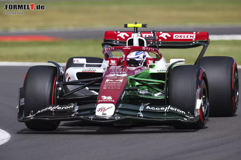 Hier ist der C42 mit Flo-Viz-Lackierung versehen, um die Strömungsstrukturen um die Vorderradaufhängung, das Chassis und die Seitenkästen sichtbar zu machen. Zu sehen ist auch, dass das Team in Silverstone einen Einlass für die Fahrerkühlung in der Nasenspitze eingeführt hatte. Foto zur News: Hier ist der C42 mit Flo-Viz-Lackierung versehen, um die Strömungsstrukturen um die Vorderradaufhängung, das Chassis und die Seitenkästen sichtbar zu machen. Zu sehen ist auch, dass das Team in Silverstone einen Einlass für die Fahrerkühlung in der Nasenspitze eingeführt hatte.