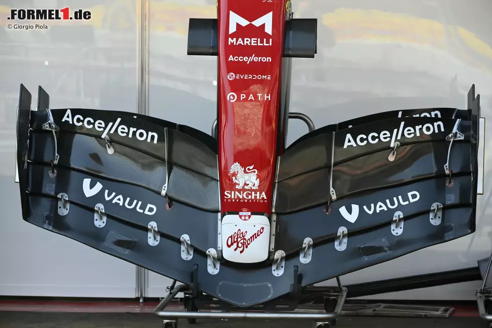 Ein Blick von oben auf den Frontflügel des C42, der im äußeren Bereich modifiziert wurde. Zu sehen ist auch die Verwendung der sogeannten Slot Gap Separators durch das Team, die abgewinkelt sind, um die Richtung des Luftstroms geringfügig zu beeinflussen. Foto zur News: Ein Blick von oben auf den Frontflügel des C42, der im äußeren Bereich modifiziert wurde. Zu sehen ist auch die Verwendung der sogeannten Slot Gap Separators durch das Team, die abgewinkelt sind, um die Richtung des Luftstroms geringfügig zu beeinflussen.