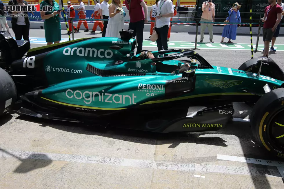 Auch der Unterboden wurde im Rahmen des Update-Pakets für Spanien geändert. Ähnlich wie beim Bodywork ähnelte er dem Design des Red Bull. Dazu gehörte auch die Verbindung der beiden äußeren Gitter (Floor Fences), was zuvor nur beim RB18 zu sehen war. Foto zur News: Auch der Unterboden wurde im Rahmen des Update-Pakets für Spanien geändert. Ähnlich wie beim Bodywork ähnelte er dem Design des Red Bull. Dazu gehörte auch die Verbindung der beiden äußeren Gitter (Floor Fences), was zuvor nur beim RB18 zu sehen war.