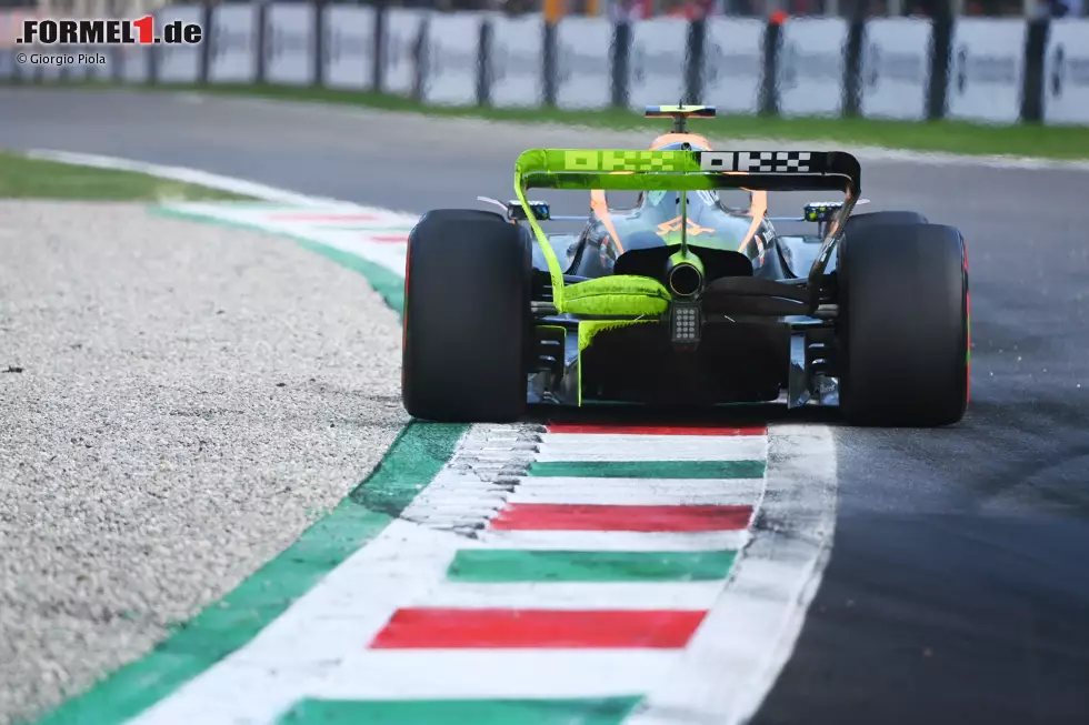 Wie nicht anders zu erwarten, hatte McLaren für Monza einen Wagen mit geringem Abtrieb im Angebot. Hier sieht man ihn mit Flo-Viz-Farbe auf den oberen Elementen, dem Beam-Wing und dem Diffusor. Foto zur News: Wie nicht anders zu erwarten, hatte McLaren für Monza einen Wagen mit geringem Abtrieb im Angebot. Hier sieht man ihn mit Flo-Viz-Farbe auf den oberen Elementen, dem Beam-Wing und dem Diffusor.
