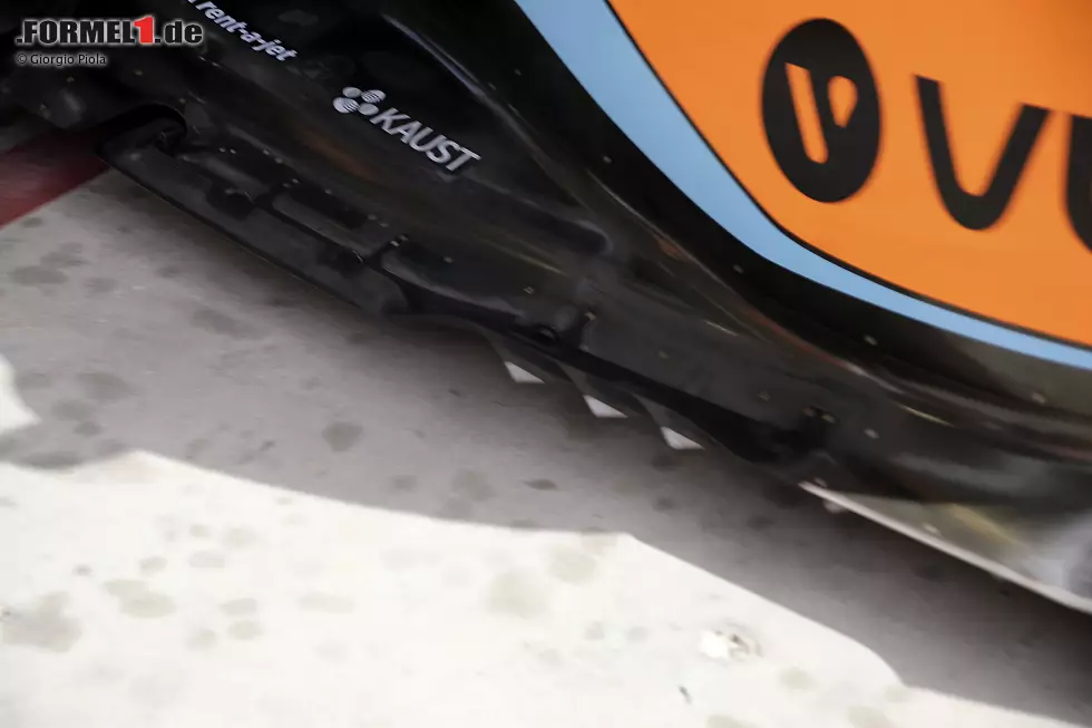 Die Bodenkante wurde von allen Teams ständig weiterentwickelt. McLaren verlängerte seinen Edge-Wing nach vorne und fügte dem nun nach vorne geschwungenen Abschnitt drei strömungslenkende Streben hinzu, um für das erste Rennen gerüstet zu sein. Foto zur News: Die Bodenkante wurde von allen Teams ständig weiterentwickelt. McLaren verlängerte seinen Edge-Wing nach vorne und fügte dem nun nach vorne geschwungenen Abschnitt drei strömungslenkende Streben hinzu, um für das erste Rennen gerüstet zu sein.