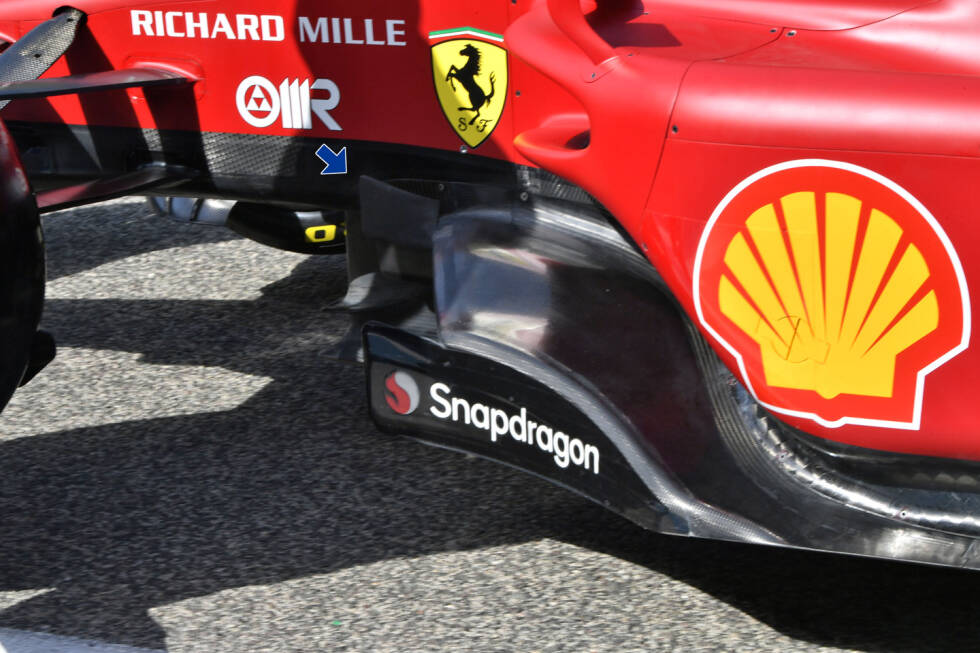 Foto zur News: Ferrari F1-75: Luftleitbleche vor Venturi-Kanälen