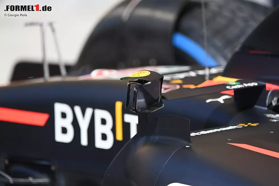 Foto zur News: Red Bull RB18: Rückspiegel