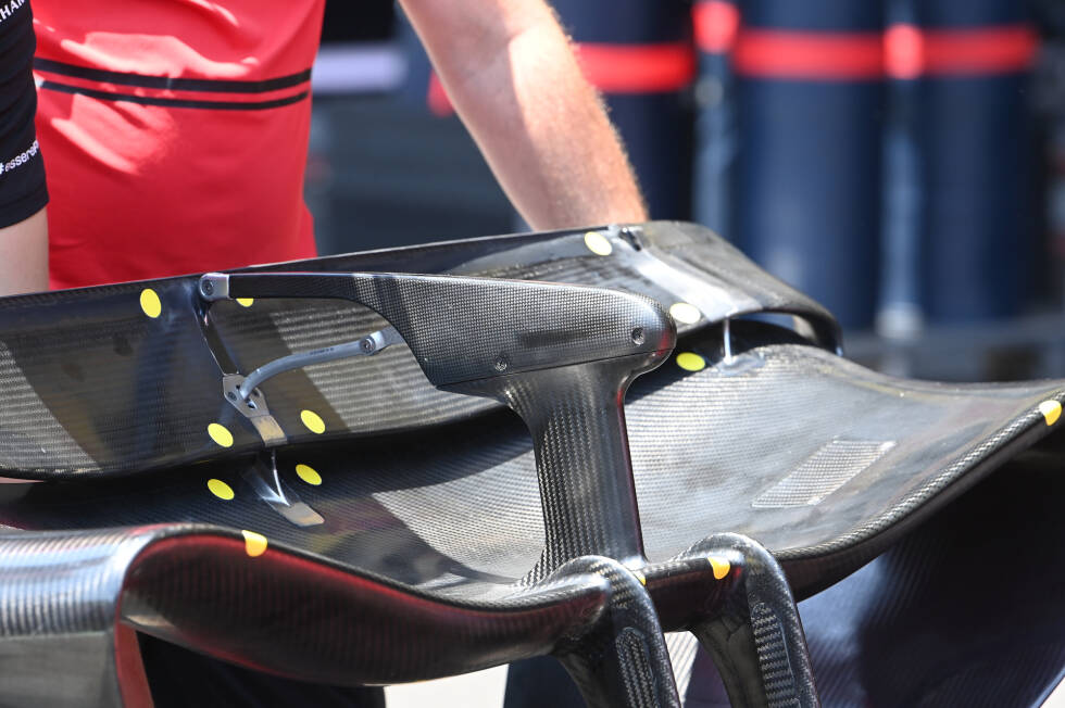 Foto zur News: Ferrari F1-75: DRS-Mechanismus am Heckflügel