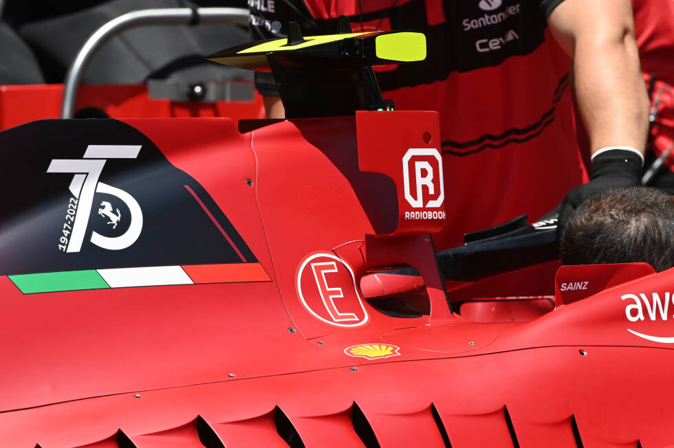 Foto zur News: Ferrari F1-75: Winglets an der Airbox