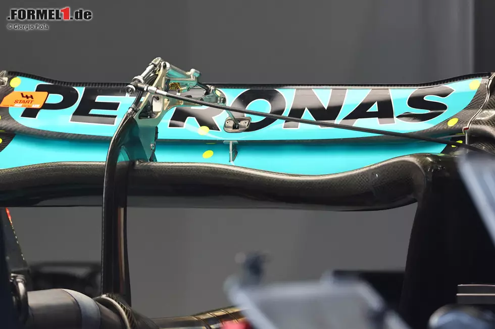 Foto zur News: Mercedes W13: Heckflügel mit Drag-Reduction-System (DRS)