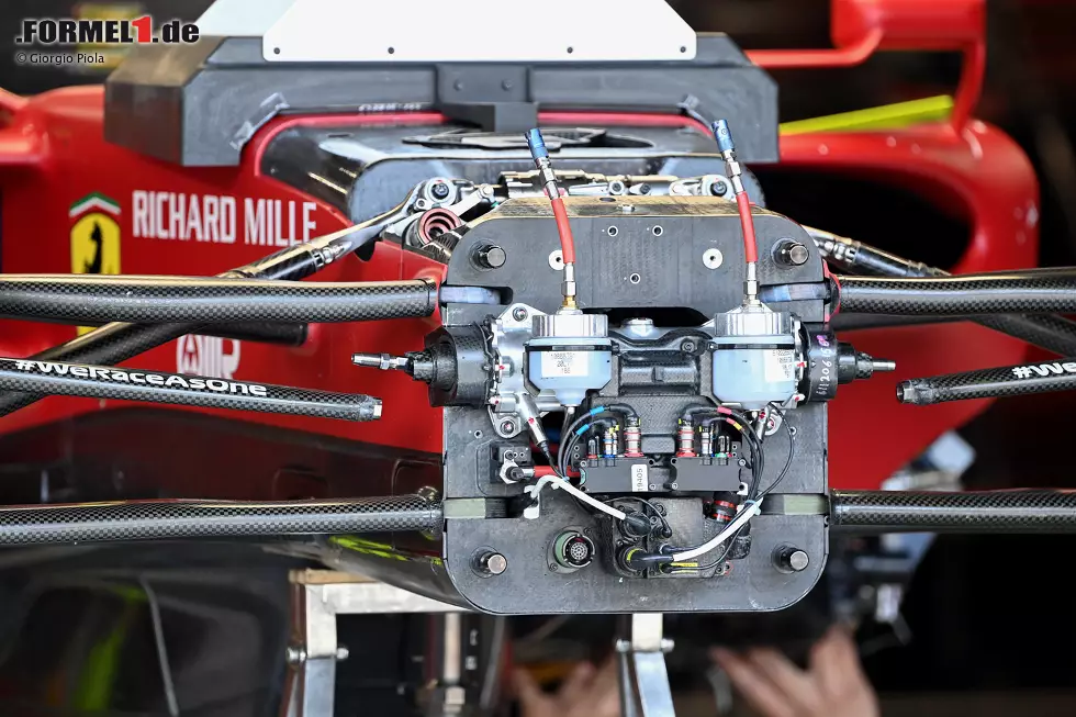 Foto zur News: Ferrari F1-75: Vorderrad-Aufhängung mit Federung