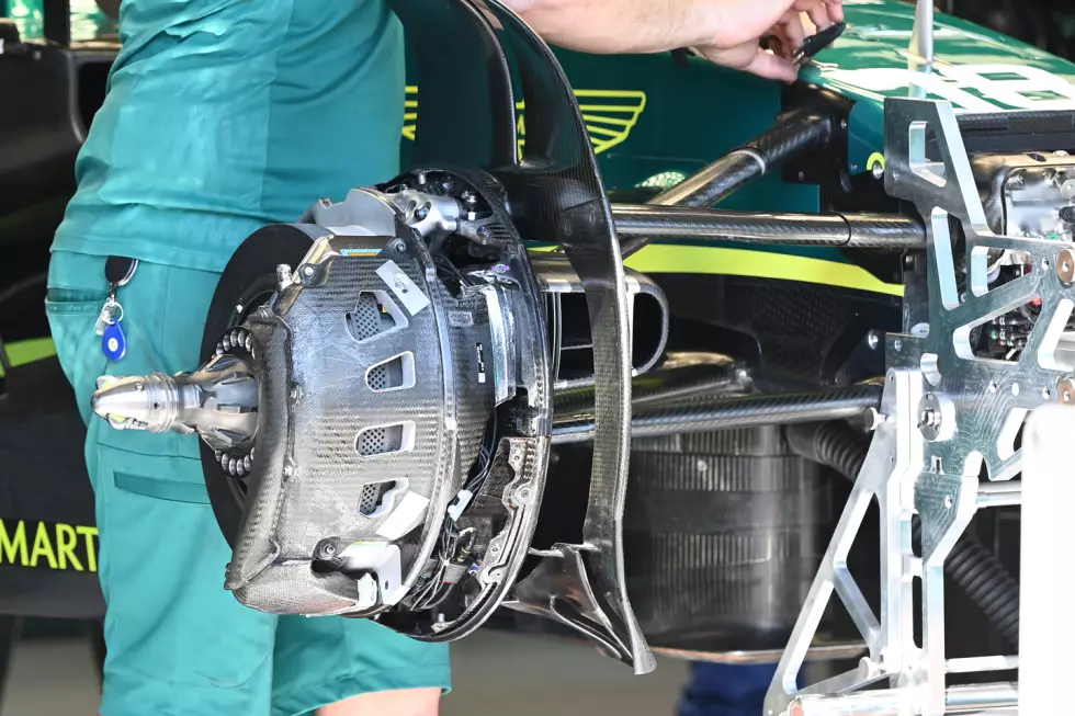 Foto zur News: Aston Martin AMR22: Vorderrad-Bremse
