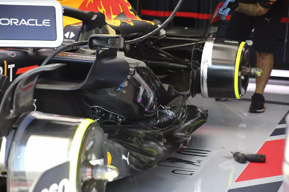 Foto zur News: Red Bull RB18: Kühlerinstallation