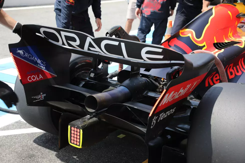 Foto zur News: Red Bull RB18: Heckflügel und Auspuff