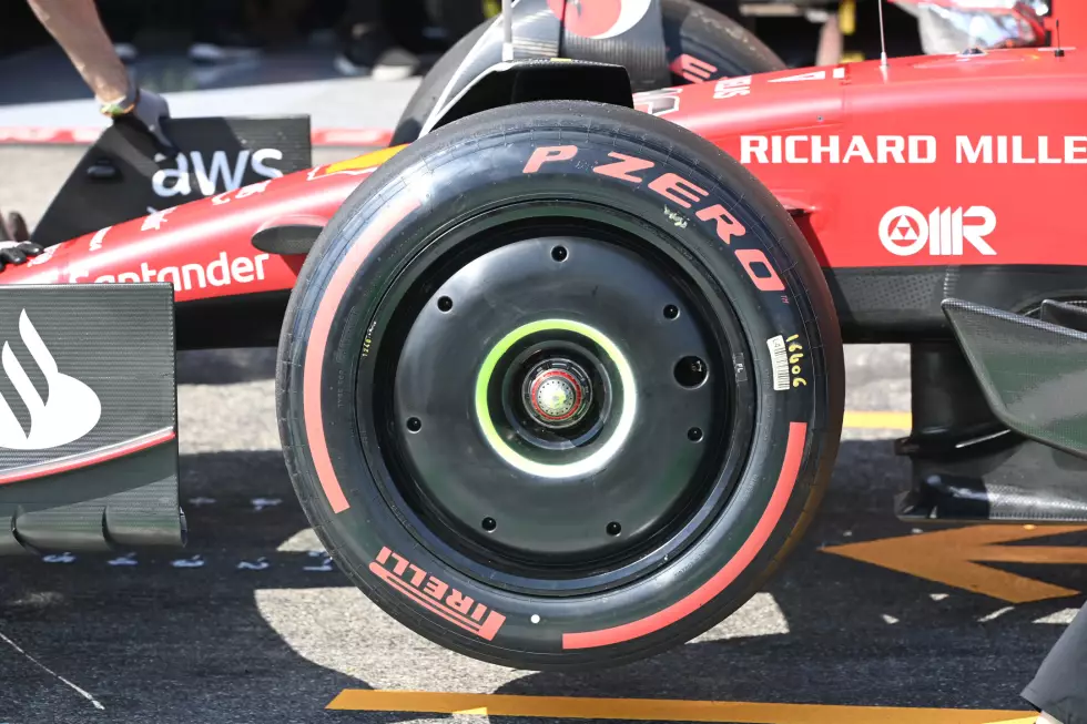 Foto zur News: Ferrari F1-75: Vorderrad mit Felgenverkleidung