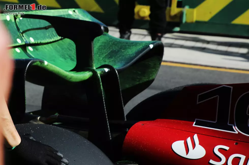 Foto zur News: Ferrari F1-75: Heckflügel mit Flow-Vis-Farbe