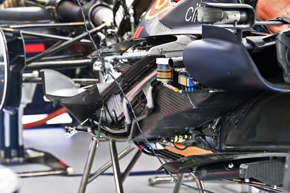 Foto zur News: Red Bull RB18: Kühlerinstallation