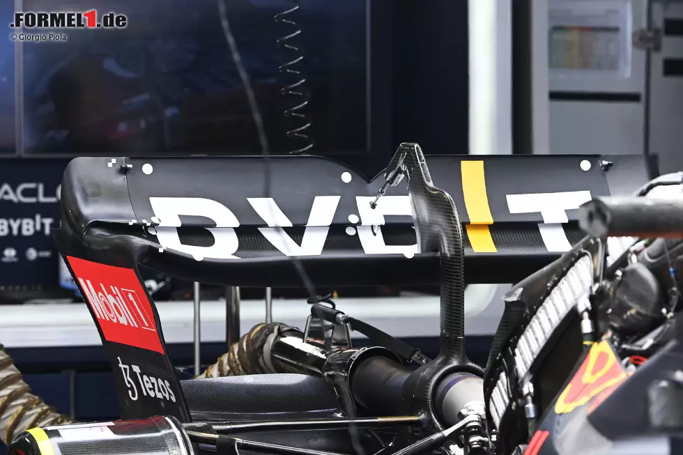 Foto zur News: Red Bull RB18: Heckflügel