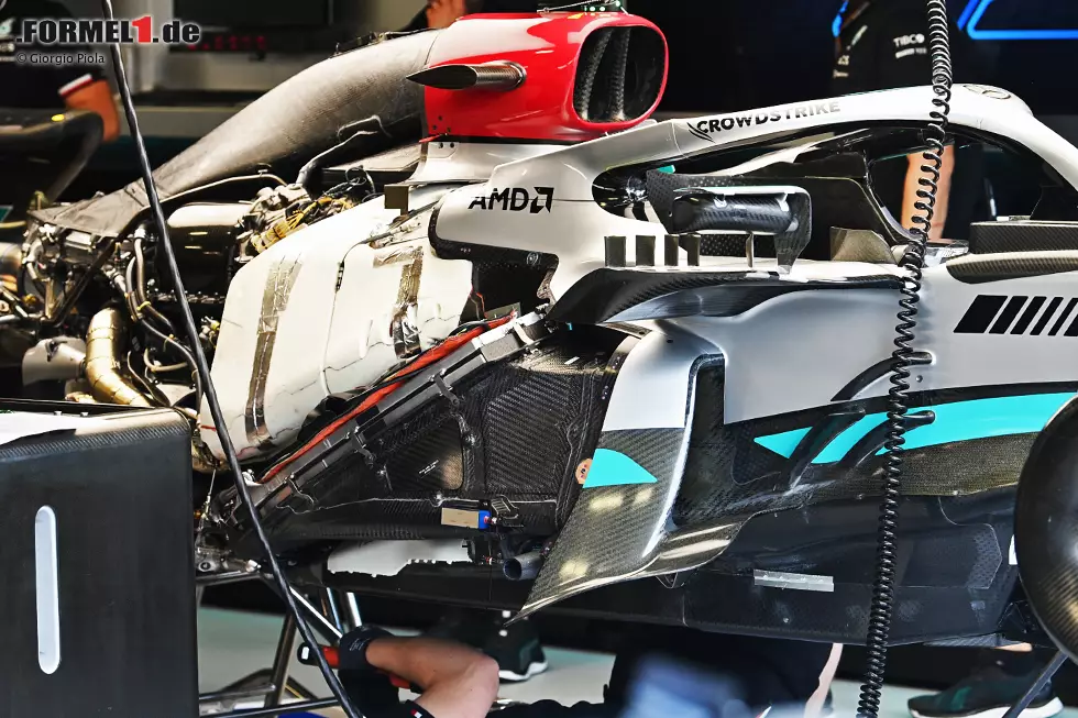 Foto zur News: Mercedes W13: Kühlerinstallation