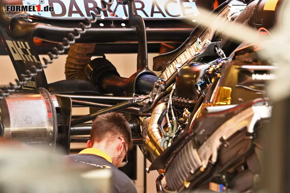Foto zur News: McLaren MCL36: Antriebsinstallation