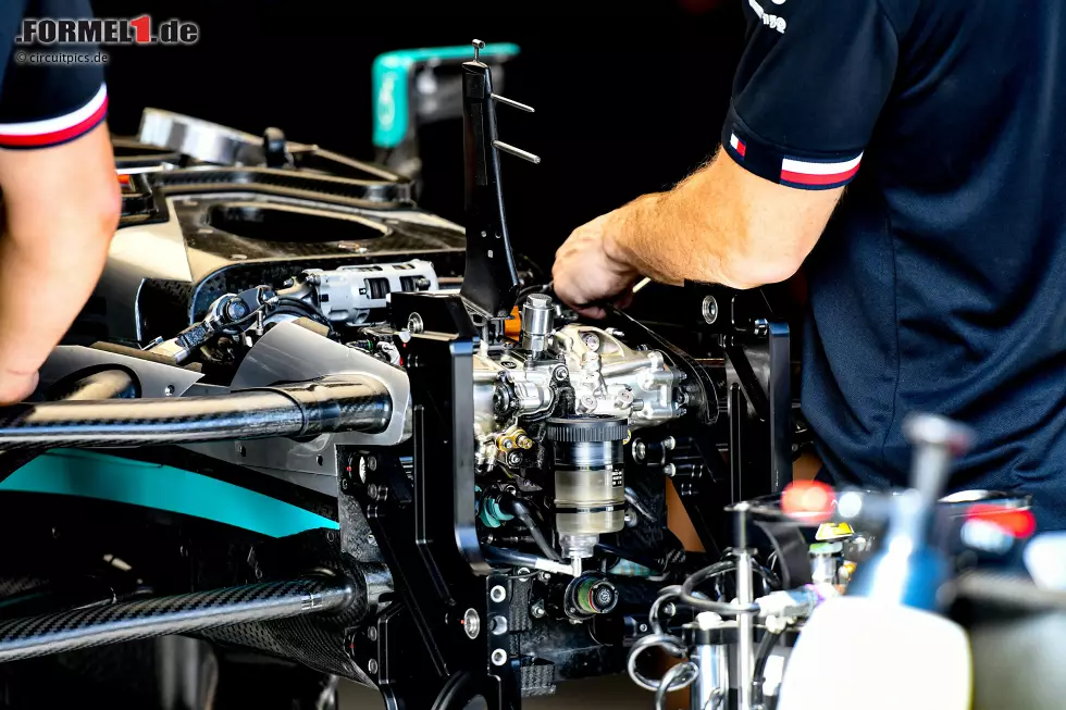 Foto zur News: Mercedes W13: Federung