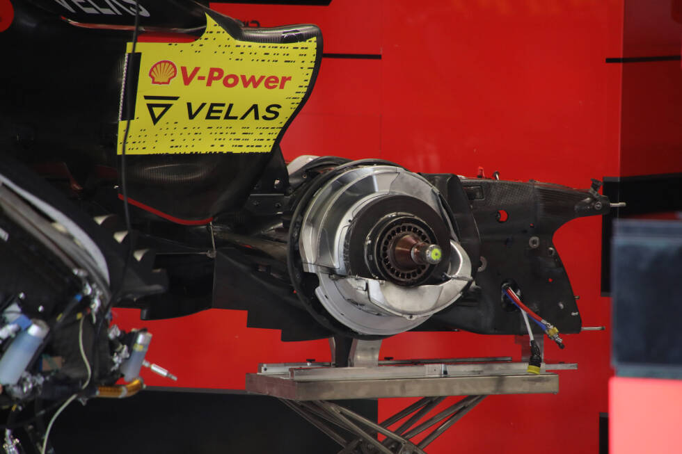 Foto zur News: Ferrari F1-75: Hinterrad-Aufhängung und Heckflügel