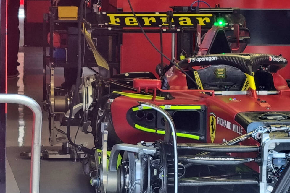 Foto zur News: Ferrari F1-75: Seitenkasten und Heckflügel