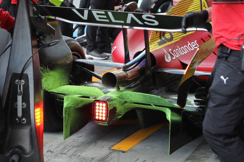 Foto zur News: Ferrari F1-75: Diffusor mit Flow-Vis-Farbe