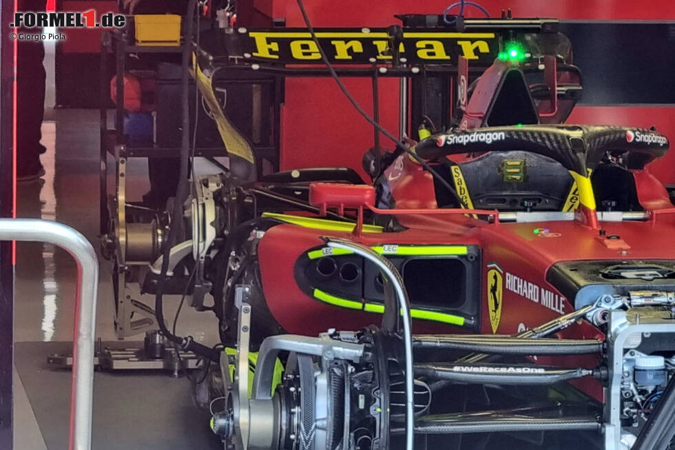 Foto zur News: Ferrari F1-75: Seitenkasten und Heckflügel