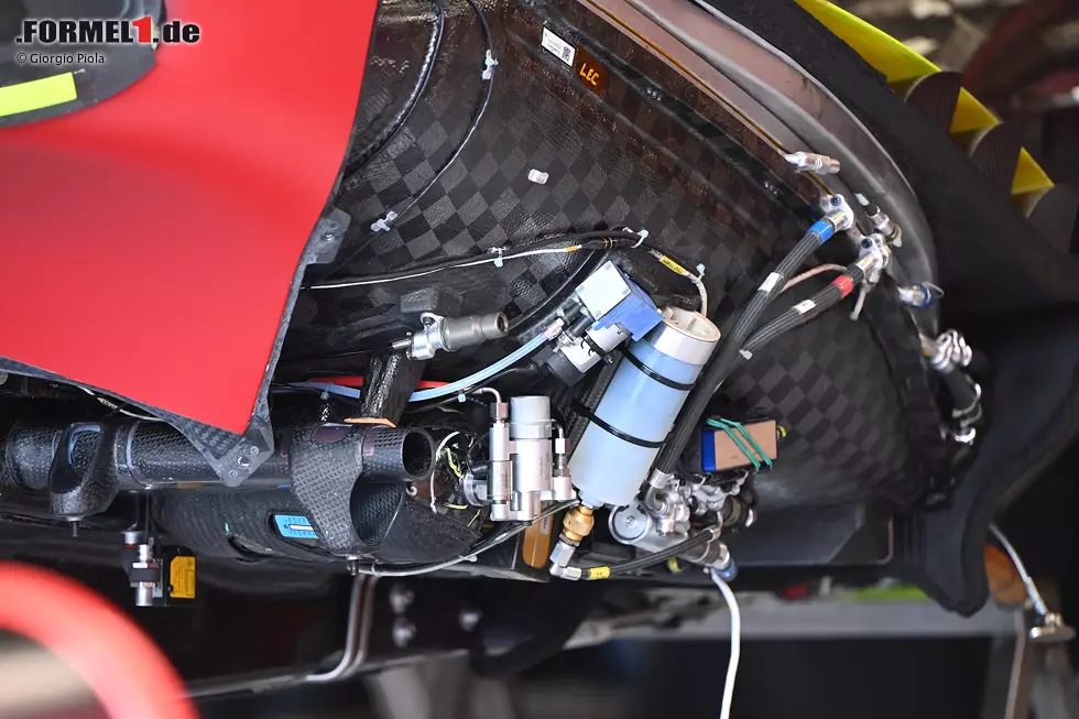 Foto zur News: Ferrari F1-75: Elektronik im Seitenkasten