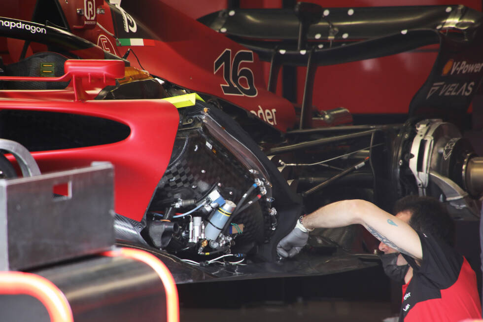 Foto zur News: Ferrari F1-75: Elektronik im Seitenkasten